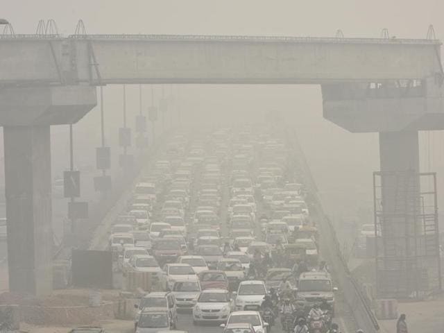 A thick blanket of smog engulfed the national capital, leading to poor visibility conditions across the city this morning at NH-24 in New Delhi, India, on Wednesday, November 2, 2016. (Ravi Choudhary/HT PHOTO) A thick blanket of smog engulfed the national capital, leading to poor visibility conditions across the city this morning at NH-24 in New Delhi, India, on Wednesday, November 2, 2016. (Ravi Choudhary/HT PHOTO)