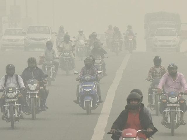 A thick blanket of smog engulfed the national capital, leading to poor visibility conditions across the city this morning in New Delhi, India, on Wednesday, November 2, 2016. (Ravi Choudhary/HT PHOTO) A thick blanket of smog engulfed the national capital, leading to poor visibility conditions across the city this morning in New Delhi, India, on Wednesday, November 2, 2016. (Ravi Choudhary/HT PHOTO)