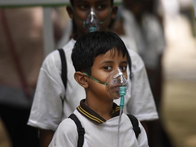 Office goes rushing to office while a blanket of haze and smog enveloped Delhi, October 31.(Ajay Aggarwal/HT)