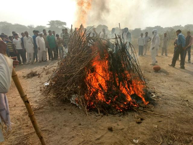 Ex-serviceman Ram Grewal’s cremation ceremony. (HT Photo) Ex-serviceman Ram Grewal’s cremation ceremony. (HT Photo)