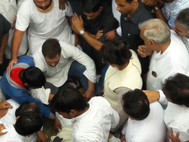 Rahul Gandhi at the funeral service of ex-soldier Ram Kishan Grewal. (HT Photo) Rahul Gandhi at the funeral service of ex-soldier Ram Kishan Grewal. (HT Photo)