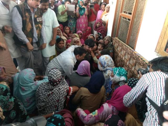 Delhi CM Arvind Kejriwal offers his condolence to the Ram Kishan’s wife Kitabo Devi. (HT Photo) Delhi CM Arvind Kejriwal offers his condolence to the Ram Kishan’s wife Kitabo Devi. (HT Photo)