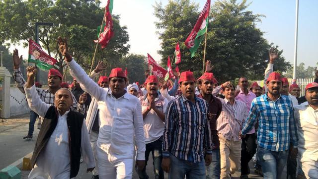 Samajwadi Party supporters on their way to the venue of CM Akhilesh Yadav’s ‘Vikas Rath Yatra’ in Lucknow on Nov. 3, 2016. (HT Photo ) Samajwadi Party supporters on their way to the venue of CM Akhilesh Yadav’s ‘Vikas Rath Yatra’ in Lucknow on Nov. 3, 2016. (HT Photo )