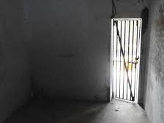 The Jamaat- ul-Mujahideen Bangladesh cadres are being segregated in different high security central jails in Bengal coupled with an increase of guards and twenty four hours surveillance on them. Nearly two dozen of top JUMB cadres connected to Burdwan blasts are housed in Bengal jails.(HT Photo) The Jamaat- ul-Mujahideen Bangladesh cadres are being segregated in different high security central jails in Bengal coupled with an increase of guards and twenty four hours surveillance on them. Nearly two dozen of top JUMB cadres connected to Burdwan blasts are housed in Bengal jails.(HT Photo)