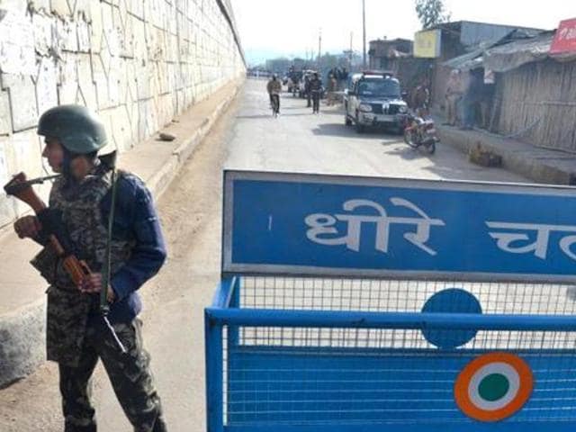 The I&B panel expressed “grave concern” that the channel had revealed sensitive details like location of ammunition depot viz-a-viz the space where the terrorists were holed up and location of residential areas.(Sameer Sehgal/HT File Photo)