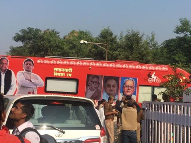 Uttar Pradesh chief minister Akhilesh Yadav is undertaking a day-long ‘Vikas Yatra’ on November 3, 2016.(HT Photo) Uttar Pradesh chief minister Akhilesh Yadav is undertaking a day-long ‘Vikas Yatra’ on November 3, 2016.(HT Photo)