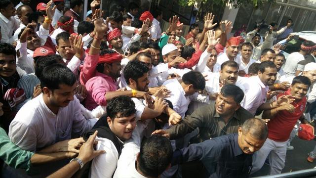 View from inside the bus Akhilesh Yadav was travelling in as supporters gather outside the vehicle after it was flagged off. (HT Photo) View from inside the bus Akhilesh Yadav was travelling in as supporters gather outside the vehicle after it was flagged off. (HT Photo)
