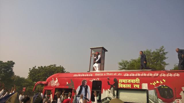 Uttar Pradesh CM Ahilesh Yadav emerges from the top of the ultra-modern Mercedes Benz vehicle he began the ‘yatra’ in until a snag forced him to settle for a bulletproof SUV instead. (HT Photo) Uttar Pradesh CM Ahilesh Yadav emerges from the top of the ultra-modern Mercedes Benz vehicle he began the ‘yatra’ in until a snag forced him to settle for a bulletproof SUV instead. (HT Photo)