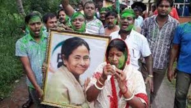 A picture of farmers taking out a procession in Singur with the picture of the chief minister and blowing conch shells. (HT Photo) A picture of farmers taking out a procession in Singur with the picture of the chief minister and blowing conch shells. (HT Photo)
