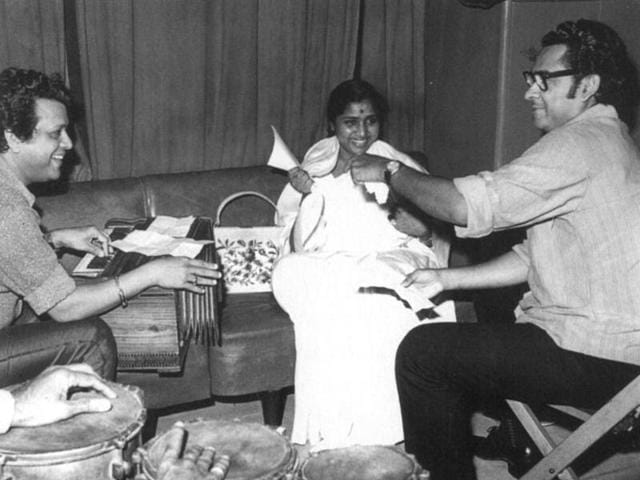 (From right) Asha Bhosle, Kishore Kumar, Amit Kumar and an unidentified singer at a recording(HT Photo)