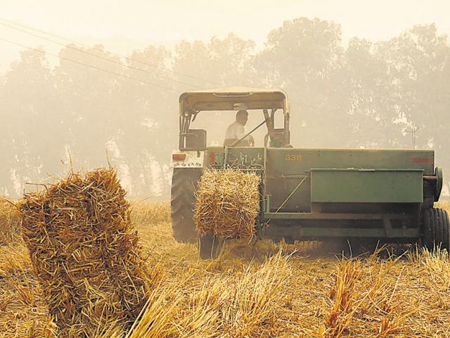 A baler on the job at Chak Duhe Wala village in Muktsar on Tuesday.(Sanjeev Kumar/HT)