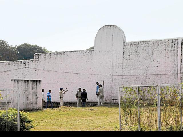 A list available with Hindustan Times shows no less than 71 sentries, who should be guarding Bhopal jail, are working for bureaucrats, senior police officials or in government offices — and, even, former jail ministers. (Mujeeb Faruqui/HT PHOTO) A list available with Hindustan Times shows no less than 71 sentries, who should be guarding Bhopal jail, are working for bureaucrats, senior police officials or in government offices — and, even, former jail ministers. (Mujeeb Faruqui/HT PHOTO)