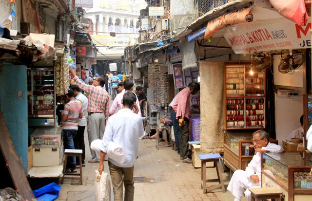 Home to the finest imitation jewellery in Mumbai - Chandi Galli. (Photo: Bhushan Koyande/HT)