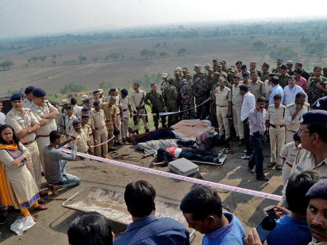 Police stand guard outside the Bhopal Central Jail after eight SIMI members escaped on Monday in Bhopal.(PTI)