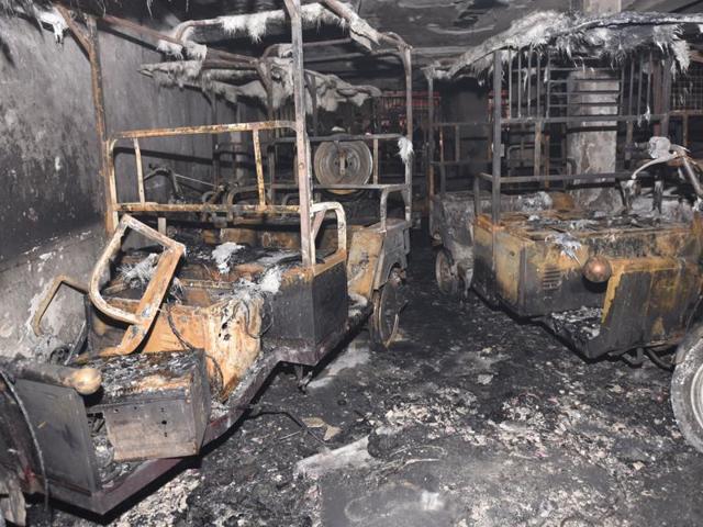 Three people, including a minor, were killed and 12 injured in a fire said to have started from an e-rickshaw that was being charged at Mohan Park in east Delhi’s Shahdara on Wednesday morning.(Sonu Mehta/HT PHOTO) Three people, including a minor, were killed and 12 injured in a fire said to have started from an e-rickshaw that was being charged at Mohan Park in east Delhi’s Shahdara on Wednesday morning.(Sonu Mehta/HT PHOTO)