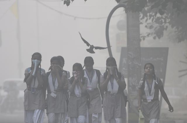 The students and people face heavy smog in the early morning at Mayur Vihar in New Delhi, India, on Thursday, November 3, 2016. (Sushil Kumar/HT PHOTO) The students and people face heavy smog in the early morning at Mayur Vihar in New Delhi, India, on Thursday, November 3, 2016. (Sushil Kumar/HT PHOTO)