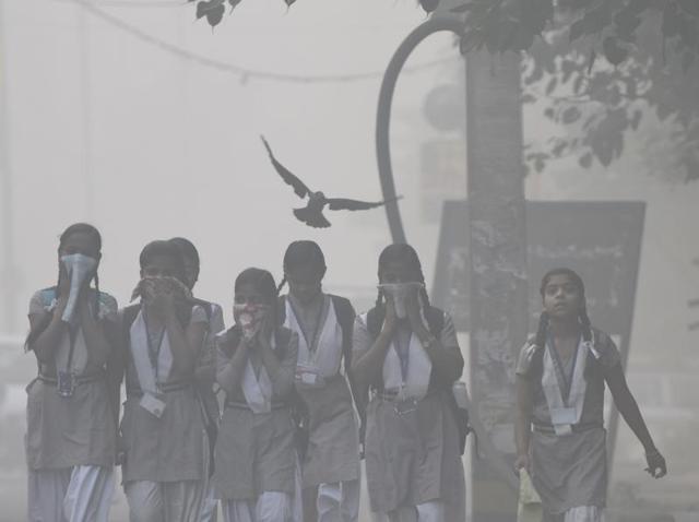 Heavy smog at Geeta colony in east Delhi, on Thursday, Nov. 03, 2016.(Arun Sharma/HT PHOTO)