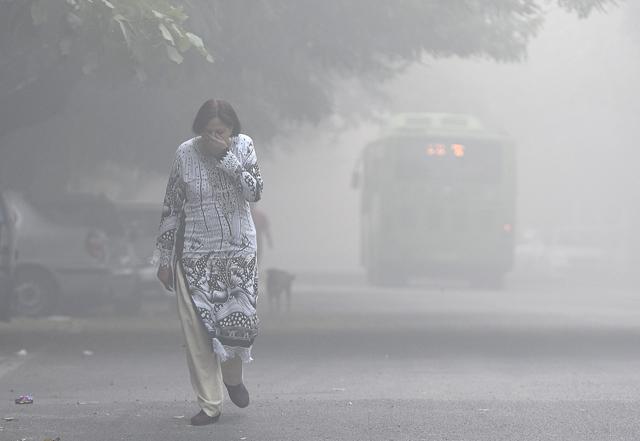 A women covers her with her hands as she walks amid heavy smog in the early morning at Mayur Vihar in New Delhi, India, on Thursday, November 3, 2016. (Sushil Kumar/HT PHOTO) A women covers her with her hands as she walks amid heavy smog in the early morning at Mayur Vihar in New Delhi, India, on Thursday, November 3, 2016. (Sushil Kumar/HT PHOTO)