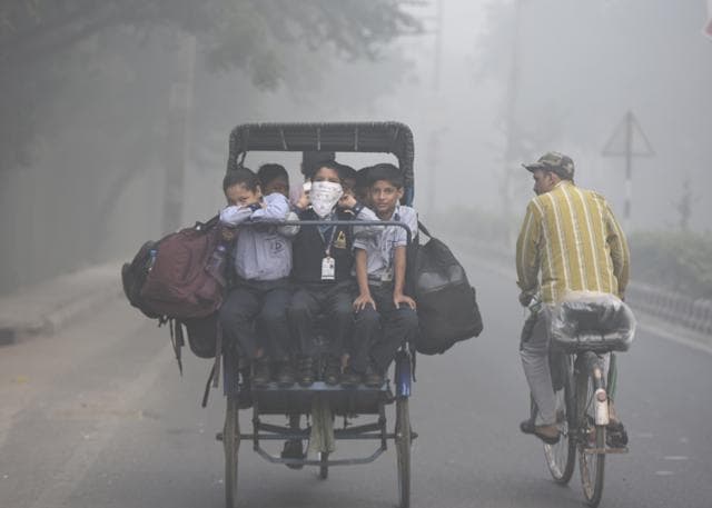 Children cover their face amid heavy smog in the early morning at Mayur Vihar in New Delhi, India, on Thursday, November 3, 2016. (Sushil Kumar/HT PHOTO) Children cover their face amid heavy smog in the early morning at Mayur Vihar in New Delhi, India, on Thursday, November 3, 2016. (Sushil Kumar/HT PHOTO)