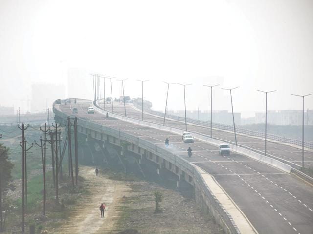 Met department officials said the visibility was around 300-400 metres. (Sakib Ali/HT Photo) Met department officials said the visibility was around 300-400 metres. (Sakib Ali/HT Photo)