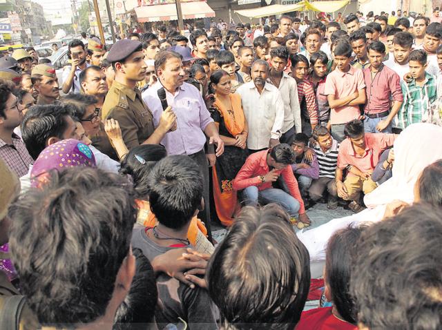 The victim’s family blocked the Surya Nagar intersection for three hours and protested against the police (HT Photo) The victim’s family blocked the Surya Nagar intersection for three hours and protested against the police (HT Photo)