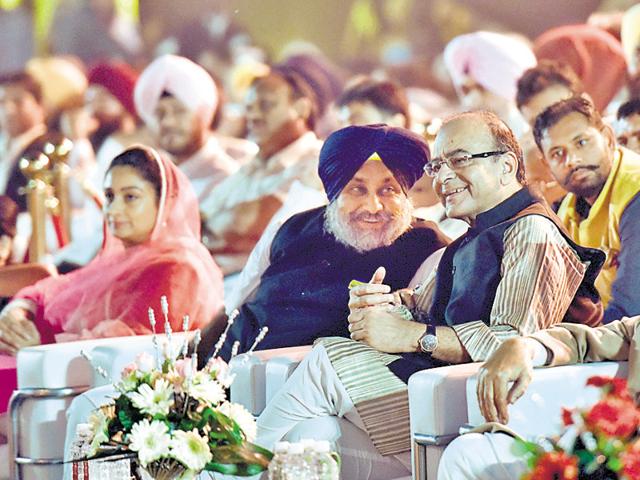 Deputy CM Sukhbir Singh Badal, Union minister Arun Jaitley, CM Parkash Singh Badal enjoying the performances.(HT Photo)