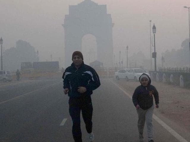 Weather experts say that pollution levels are higher in the morning due to low wind speeds, trapping particulate matter in the air.(HT File Photo) Weather experts say that pollution levels are higher in the morning due to low wind speeds, trapping particulate matter in the air.(HT File Photo)