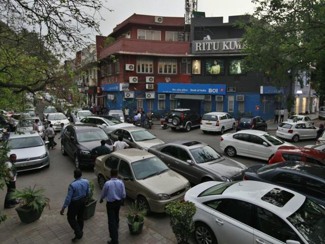 Connaught Place traders said making the market a ‘No Vehicles Zone’ will lead to long jams in the Outer Circle.(Suman Sarkar/HT File)