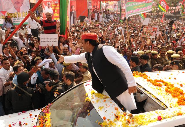 Uttar Pradesh chief minister Akhilesh Yadav started his Samajwadi Vikas Rath Yatra from Lamartinire school ground on Thursday. (Ashok Dutta/ HT photo) Uttar Pradesh chief minister Akhilesh Yadav started his Samajwadi Vikas Rath Yatra from Lamartinire school ground on Thursday. (Ashok Dutta/ HT photo)