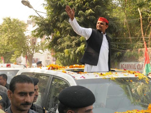 Uttar Pradesh chief minister Akhilesh Yadav with Samajwadi Party president Mulayam Singh Yadav and party state president Shivpal Yadav ahead of the start of the Rath Yatra in Lucknow on November 3, 2016.(PTI) Uttar Pradesh chief minister Akhilesh Yadav with Samajwadi Party president Mulayam Singh Yadav and party state president Shivpal Yadav ahead of the start of the Rath Yatra in Lucknow on November 3, 2016.(PTI)
