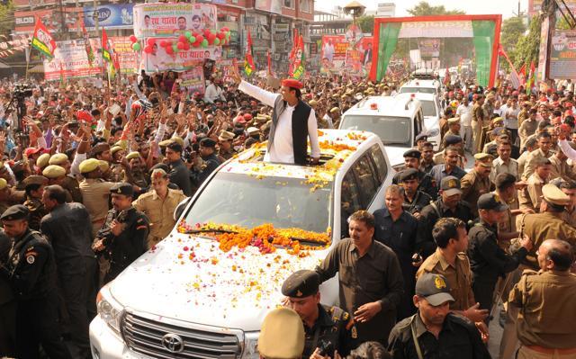 Uttar Pradesh chief minister Akhilesh Yadav waves to supporters as he continues his yatra in an SUV after his bus broke down. The Samajwadi’s Vikas Rath Yatra started from Lamartinire school ground on November 3, 2016. (Ashok Dutta/HT Photo) Uttar Pradesh chief minister Akhilesh Yadav waves to supporters as he continues his yatra in an SUV after his bus broke down. The Samajwadi’s Vikas Rath Yatra started from Lamartinire school ground on November 3, 2016. (Ashok Dutta/HT Photo)