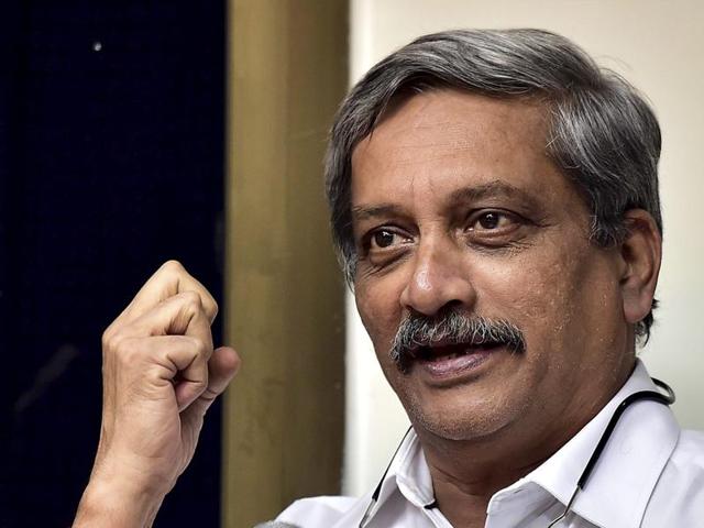 Parrikar is on a visit to Kashmir to review the preparedness of troops in the wake of repeated ceasefire violations by Pakistan.(PTI Photo) Parrikar is on a visit to Kashmir to review the preparedness of troops in the wake of repeated ceasefire violations by Pakistan.(PTI Photo)