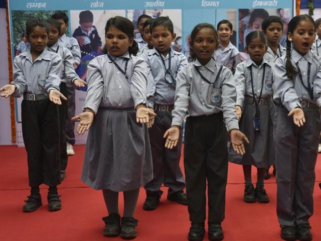 To keep a check on the rising number of dropouts from state-run schools, the Maharashtra government has decided to adopt the ‘selfie’ route, wherein teachers will have to upload classroom pictures, each comprising a group of 10 students marking their attendance.(Vipin Kumar/HT file photo)