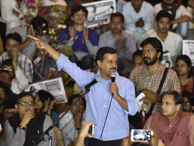 Delhi chief minister Arvind Kejriwal addresses students at JNU campus on Thursday.(Sanjeev Verma/HT Photo)