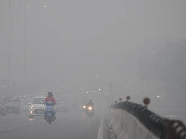 Vehicles play on the Delhi-Gurgaon Expressway on November 2 in the decreased visibility caused by smog.(Parveen Kumar/HT Photo) Vehicles play on the Delhi-Gurgaon Expressway on November 2 in the decreased visibility caused by smog.(Parveen Kumar/HT Photo)