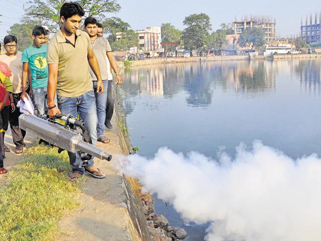 NGO members carry out a cleanliness drive ahead of Chhath festival at Rani Bandh Talab in Dhanbad on Tuesday.(Bijay/HT Photo)