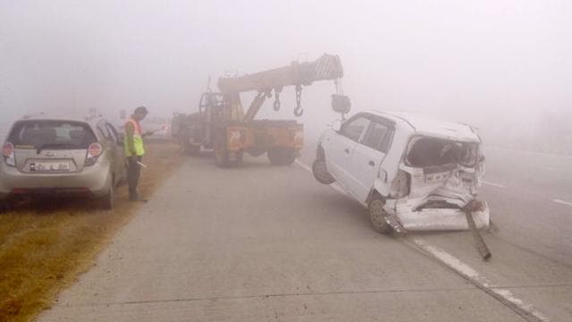 A blanket of fog and haze on the Yamuna Expressway resulted in 20 vehicles crashing into each other at the Yamuna Expressway in Mathura on Thursday morning, injuring 12 people, police said. (HT Photo) A blanket of fog and haze on the Yamuna Expressway resulted in 20 vehicles crashing into each other at the Yamuna Expressway in Mathura on Thursday morning, injuring 12 people, police said. (HT Photo)