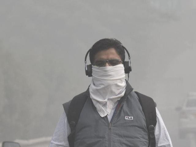Children cover their face due to smog in New Delhi on November 3(Sushil Kumar/HT PHOTO) Children cover their face due to smog in New Delhi on November 3(Sushil Kumar/HT PHOTO)