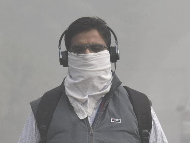 The national capital has been engulfed in a thick cover of pollutant-laden smog for the past few days, primarily after Diwali, forcing the residents to inhale ‘severe’ quality air. (Sanjeev Verma/HT Photo) The national capital has been engulfed in a thick cover of pollutant-laden smog for the past few days, primarily after Diwali, forcing the residents to inhale ‘severe’ quality air. (Sanjeev Verma/HT Photo)