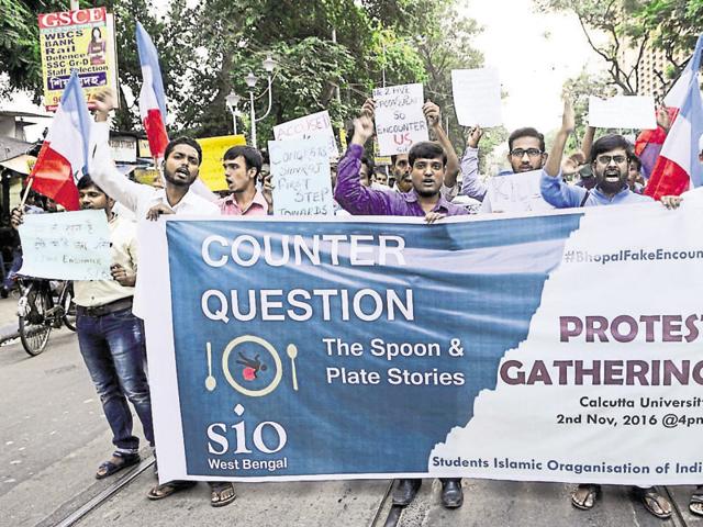 Students Islamic Organisation stages a protest against the ‘fake encounter’ in Kolkata on Wednesday.(Subhendu Ghosh/HT photo) Students Islamic Organisation stages a protest against the ‘fake encounter’ in Kolkata on Wednesday.(Subhendu Ghosh/HT photo)