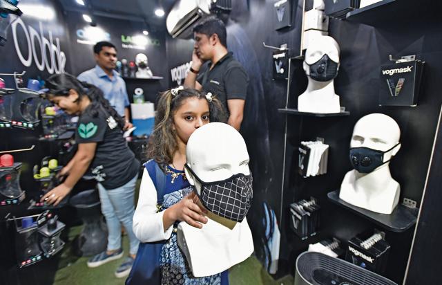 People buying air masks at Khan Market in New Delhi, India.(Raj K Raj/Hindustan Times)