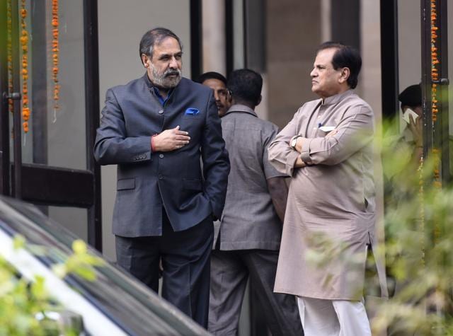 Congress Leader Anand Sharma, Ahmad Patel, along with congress workers at Mandir Marg Police Station in support of the Congress Vice President Rahul Gandhi Rahul Gandhi after he was not allowed to enter RML hospital to meet the family members of ex-serviceman Ram Kishan Grewal who committed suicide over the issue of One Rank One Pension scheme (OROP). (Sonu Mehta/HT PHOTO) Congress Leader Anand Sharma, Ahmad Patel, along with congress workers at Mandir Marg Police Station in support of the Congress Vice President Rahul Gandhi Rahul Gandhi after he was not allowed to enter RML hospital to meet the family members of ex-serviceman Ram Kishan Grewal who committed suicide over the issue of One Rank One Pension scheme (OROP). (Sonu Mehta/HT PHOTO)