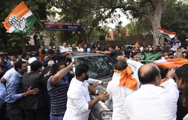 Congress worker protest against Modi Government in support of Congress Vice President Rahul Gandhi after he was not allowed to enter RML hospital to meet the family members of ex-serviceman Ram Kishan Grewal who committed suicide over the issue of One Rank One Pension scheme (OROP). (Sonu Mehta/HT PHOTO) Congress worker protest against Modi Government in support of Congress Vice President Rahul Gandhi after he was not allowed to enter RML hospital to meet the family members of ex-serviceman Ram Kishan Grewal who committed suicide over the issue of One Rank One Pension scheme (OROP). (Sonu Mehta/HT PHOTO)