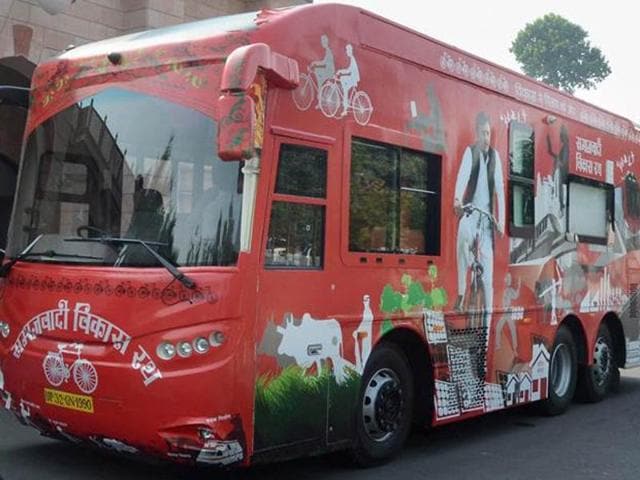 Frantic efforts to get the ‘Vikas Rath’ rolling failed and added to the traffic jam in the city.(PTI)