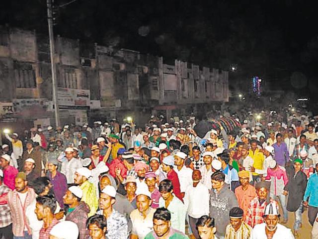 Funeral procession of five SIMI operatives in Khandwa town on Tuesday evening. (HT photo) Funeral procession of five SIMI operatives in Khandwa town on Tuesday evening. (HT photo)