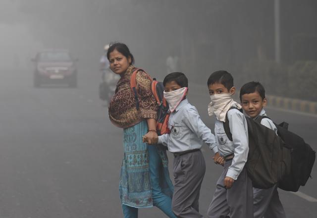 School children taking precautions during smog in New Delhi, India, on Thursday, November 3, 2016. (Arvind Yadav/HT PHOTO) School children taking precautions during smog in New Delhi, India, on Thursday, November 3, 2016. (Arvind Yadav/HT PHOTO)