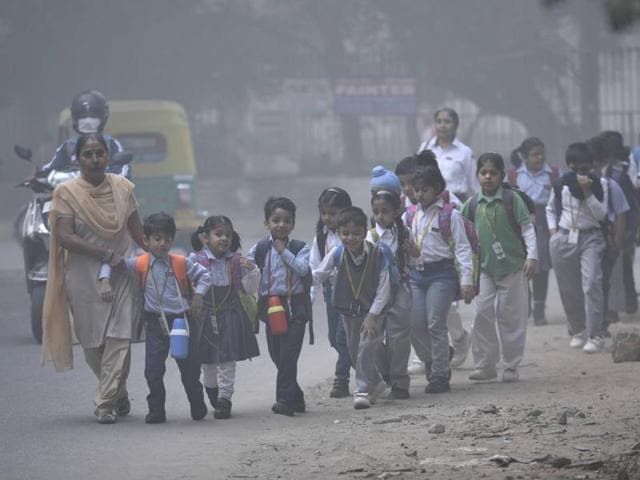 Children on their way to school in the national capital on November 3, 2016.(Arvind Yadav/HT Photo) Children on their way to school in the national capital on November 3, 2016.(Arvind Yadav/HT Photo)
