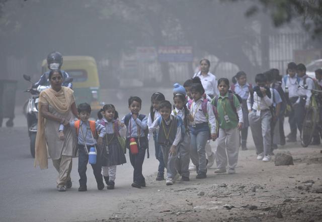 School children make their way to school amidst the heavy smog at Saket in New Delhi, India, Thursday, Nov. 03, 2016. (Arun Sharma/HT PHOTO) School children make their way to school amidst the heavy smog at Saket in New Delhi, India, Thursday, Nov. 03, 2016. (Arun Sharma/HT PHOTO)