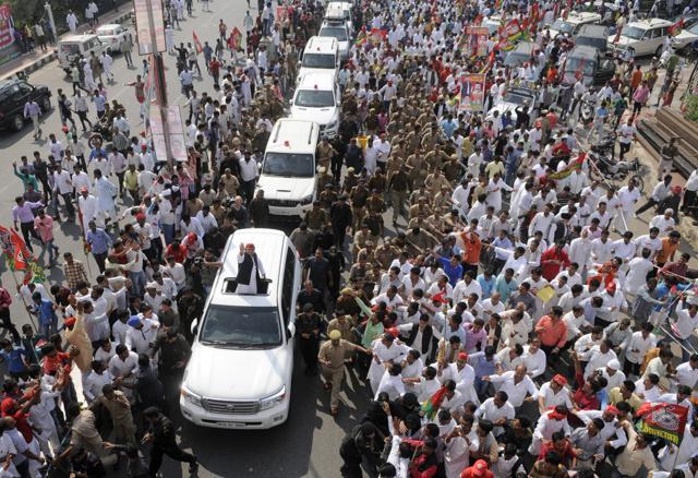 Uttar Pradesh Akhilesh Yadav boarded an SUV after his ‘rath’ developed a snag during the Vikas se Vijay ki aur Rath Yatra in Lucknow. (Deepak Gupta/ Hindustan Times) Uttar Pradesh Akhilesh Yadav boarded an SUV after his ‘rath’ developed a snag during the Vikas se Vijay ki aur Rath Yatra in Lucknow. (Deepak Gupta/ Hindustan Times)