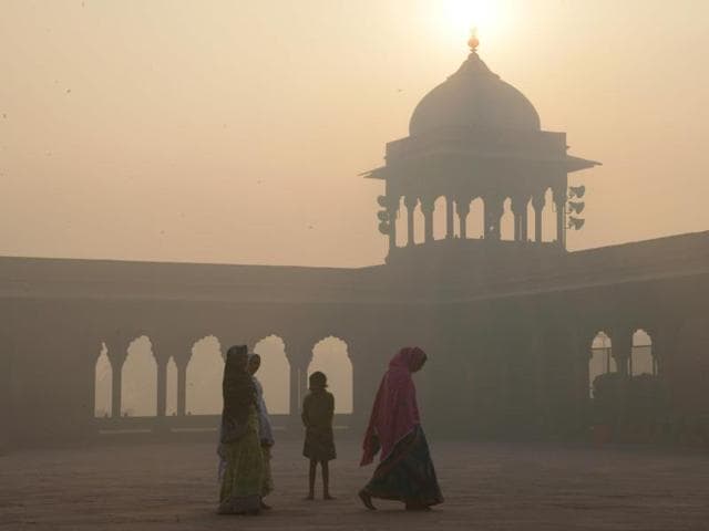 Women walk as smog envelops the Jama Masjid Mosque in the old quarters of New Delhi. (AFP Photo) Women walk as smog envelops the Jama Masjid Mosque in the old quarters of New Delhi. (AFP Photo)